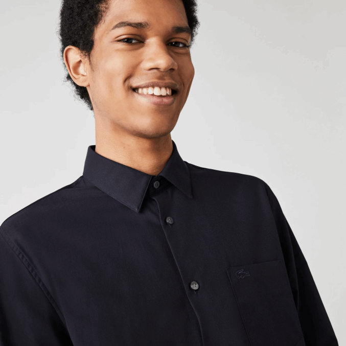 fondo azul marino VVL0A1613 hombres Lacoste camisa regular fit de popelina de algodón