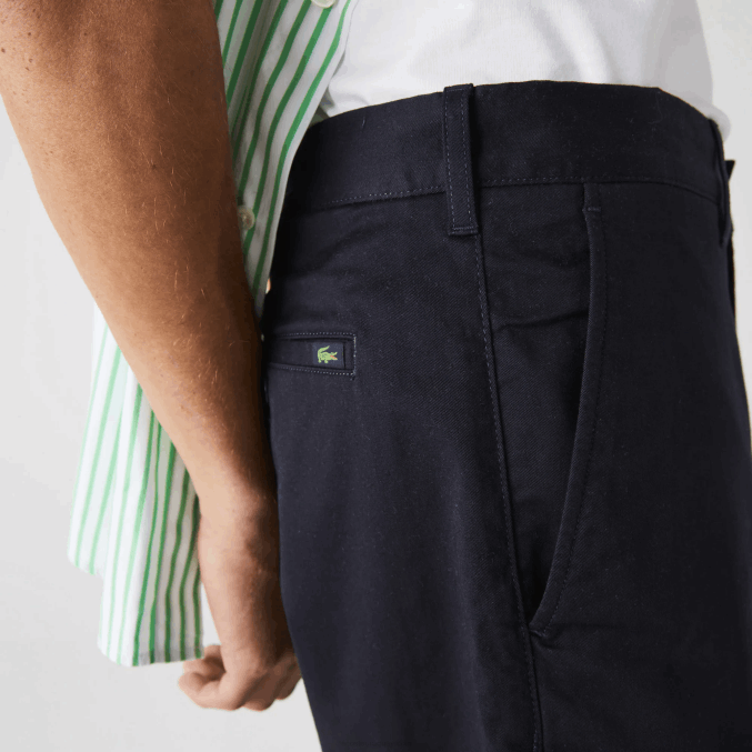 fondo azul marino VVL0A436 hombres Lacoste Bermudas regular fit de algodón orgánico elástico