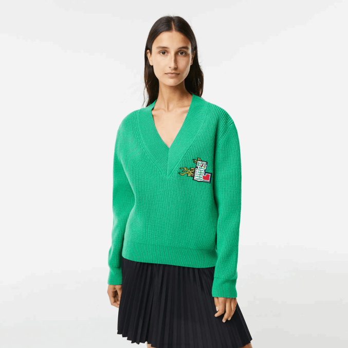 ldm verde VVL0A2643 mujer Lacoste jersey de lana con cuello de pico y placa de cómic