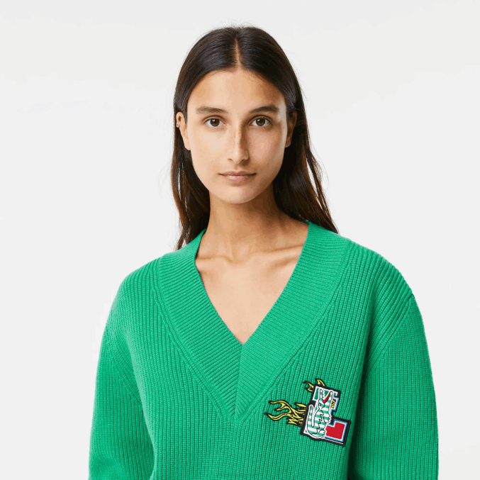 ldm verde VVL0A2643 mujer Lacoste jersey de lana con cuello de pico y placa de cómic